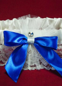 Подвязка невесты белая с синим бантиком