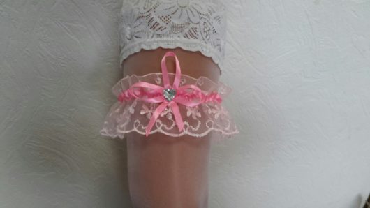Подвязка невесты розовая с розовой ленточкой