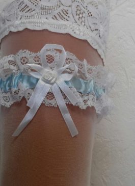Подвязка невесты белая с голубым декором