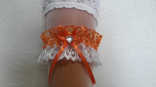 Подвязка невесты бело-оранжевая