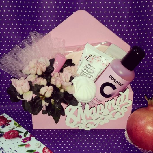 Деревянный конверт с цветами, сладостями и косметикой "8 Марта"