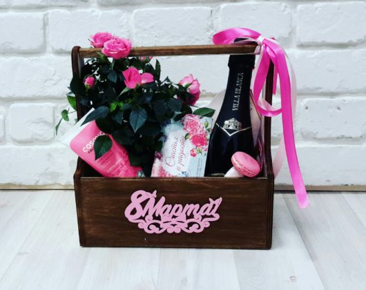 Деревянный ящик с цветами, шампанским, сладостями и косметикой "8Марта"