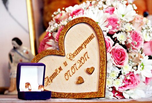 Подставка деревянная для обручальных колец "Сердце с блёстками" с именами и датой свадьбы