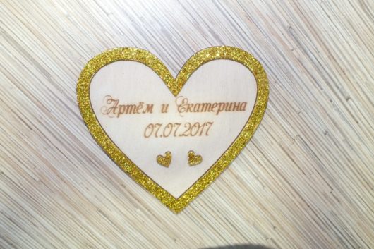 Подставка деревянная для обручальных колец "Сердце с блёстками" с именами и датой свадьбы