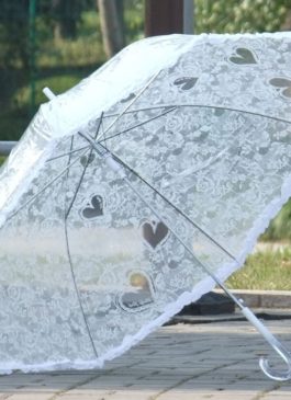 На прокат белый свадебный кружевной зонт от дождя, для фото сессии в Екатеринбурге