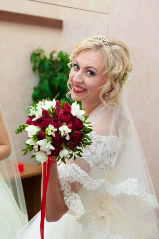 Букет невесты из красных роз и белой фрезии