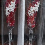 Бокалы жениха и невесты для свадьбы в красном цвете
