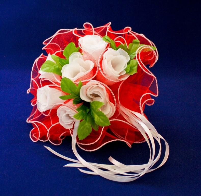Фальш-букет невесты из белых и персиковых тканевых цветов
