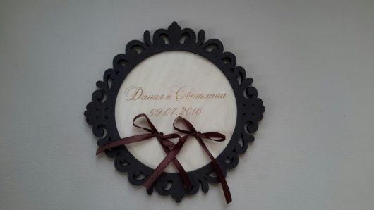 Подставка  деревянная для обручальных колец с индивидуальной гравировкой имен и даты свадьбы