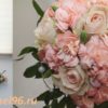 Букет невесты из роз и персиковых гвоздик