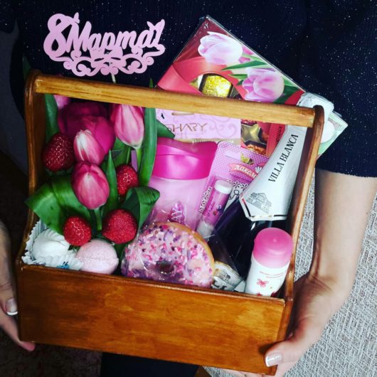 Деревянный ящик с цветами, клубникой, шампанским, сладостями и косметикой "8Марта"