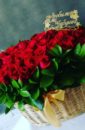 65 роз с зеленью в корзине с ручкой "Любимой маме и бабушке, с юбилеем 65 лет!"