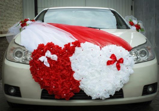 Украшения на свадебное авто жениха и невесты "2 Сердца" белое с красным в АРЕНДУ
