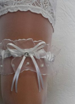 Подвязка невесты белая с белой ленточкой