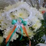 Подвязка невесты белая с мятной и персиковой ленточкой