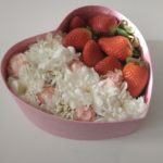 Цветочная композиция с клубникой в коробке в форме сердца