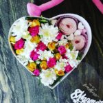 Цветочная композиция с зефиром и маршмеллоу в коробке в форме сердца