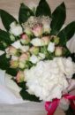 Цветочная композиция с белой гортензией, белой эустомой, розовыми розами и зеленью в форме букета "С Днём рождения""