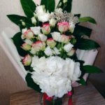 Цветочная композиция с белой гортензией, белой эустомой, розовыми розами и зеленью в форме букета "С Днём рождения""