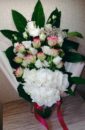 Цветочная композиция с белой гортензией, белой эустомой, розовыми розами и зеленью в форме букета "С Днём рождения""