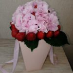 Композиция из розовой гортензии и клубники в картонном кашпо с ручками