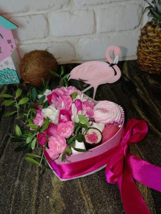 Цветочная композиция с конфетами и зефиром в коробке в форме сердца "Розовый фламинго"