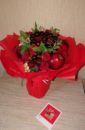 Цветочно-фруктовая композиция из клубники, черешни , роз и хризантемы в коробке в форме сердца D-21
