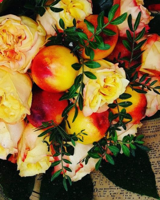 Букет "Кусочки солнца" из пионовидных роз и спелых нектарин