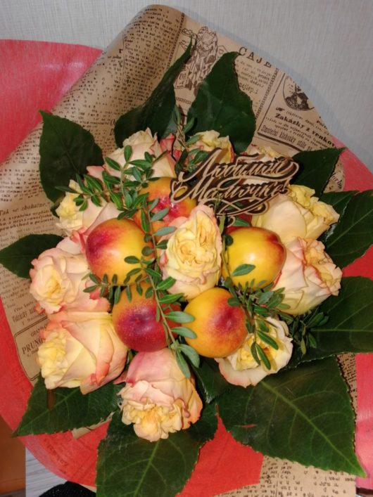Букет "Кусочки солнца" из пионовидных роз и спелых нектарин