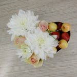 Цветочно-фруктовая композиция из клубники, черешни , роз и хризантемы в коробке в форме сердца D-15