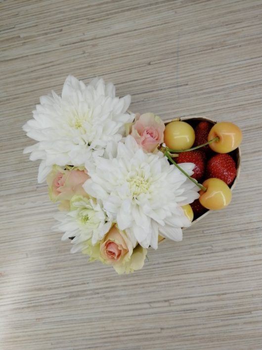 Цветочно-фруктовая композиция из клубники, черешни , роз и хризантемы в коробке в форме сердца D-21