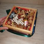Ящик из массива 21*21 с орехами и виски, 3 шоколадки *95гр.