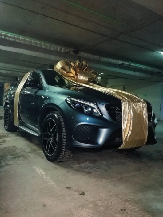 Большой золотой бант на большую машину в подарок