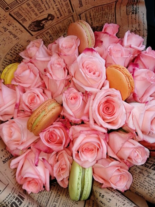 Букет "Нежная моя" с розами и макарунами