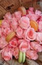 Букет "Нежная моя" с розами и макарунами