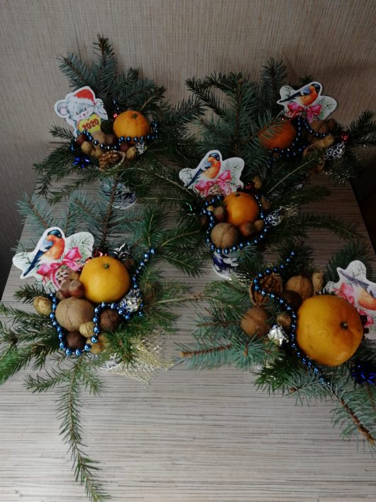 Композиция "Новогодний аромат" с елью в губке с водой, мандарином, конфеткой, орехами и декором