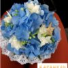 Букет невесты из голубой гортензии и белой фрезии с морской звездой в морском стиле
