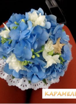 Букет невесты из голубой гортензии и белой фрезии с морской звездой в морском стиле