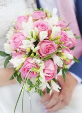 Букет невесты каплевидный с розовыми розами и белой фрезией  с бутоньеркой для жениха