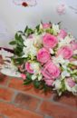 Букет невесты каплевидный с розовыми розами и белой фрезией  с бутоньеркой для жениха