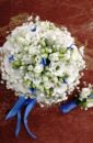 Букет невесты из белой эустому и гипсофиллы в портбукетнице с синими ленточками  и бутоньерка для жениха