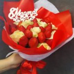 Букет из клубники и белых роз