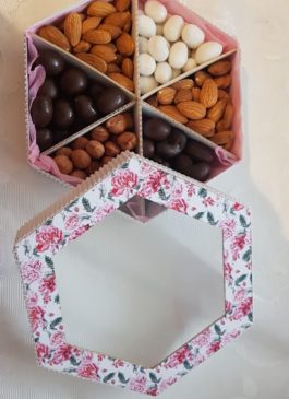 Букет "Моей ягодке" из клубники, шоколада, пастилы