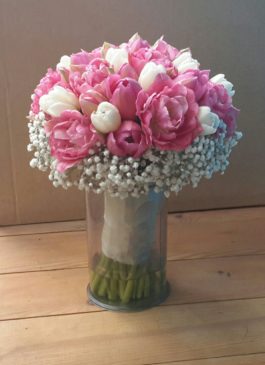 Букет невесты с розовыми и белыми  тюльпанами и белой гипсофиллой