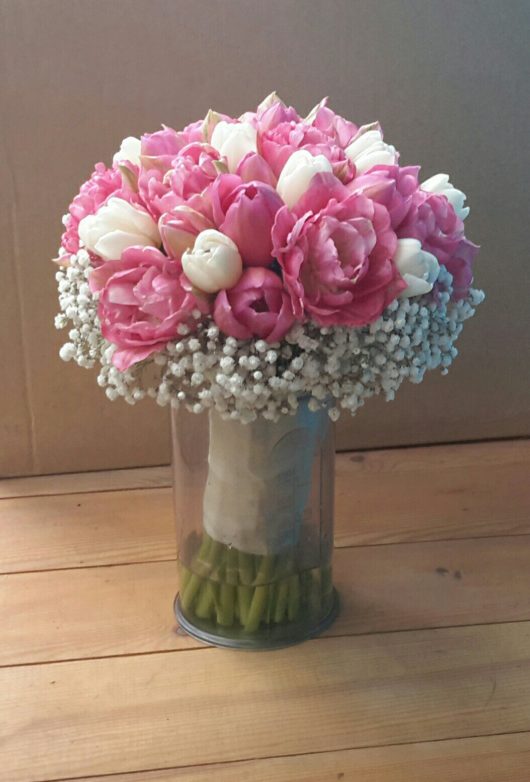 Букет невесты с розовыми и белыми  тюльпанами и белой гипсофиллой
