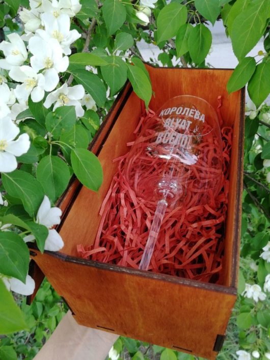 ПОД ЗАКАЗ Подарочный набор: Бокал для красного вина 21.5 см с гравировкой  КОРОЛЕВА BLYAT ВСЕГО   и деревянная коробка
