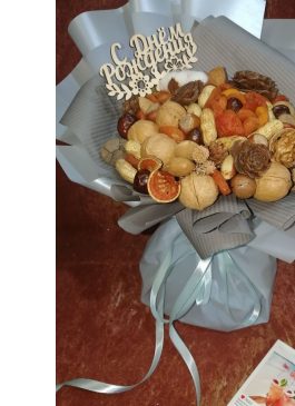Букет из орехов, сухофруктов и шишек "Вместо цветов" диаметром 25 см
