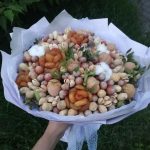 Букет из орехов, сухофруктов "Очаровательный" диаметром 30 см