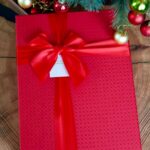 Коробка прямоугольная красная из плотного кашированного картона  29 *21*9 см с крышкой